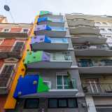 La semplice facciata grigia della palazzina � stata per� arricchita da alcuni insoliti pannelli colorati dalle difformi linee geometriche (squadrate e circolari), installati sulla parte sinistra del prospetto